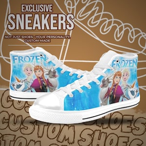 Puede incluir: Zapatillas altas con cordones y suelas blancas. Las zapatillas muestran personajes de la pel&iacute;cula "Frozen" sobre un fondo azul, con la palabra "FROZEN" visible. El texto "EXCLUSIVE SNEAKERS" est&aacute; en la parte superior.