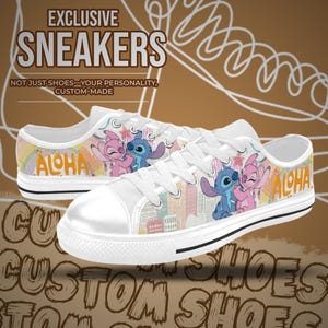 Op de afbeelding: Witte sneakers met een kleurrijk cartoonontwerp en het woord "ALOHA". De schoenen hebben witte veters en een zwarte streep op de zool. De tekst "EXCLUSIVE SNEAKERS" is bovenaan zichtbaar.