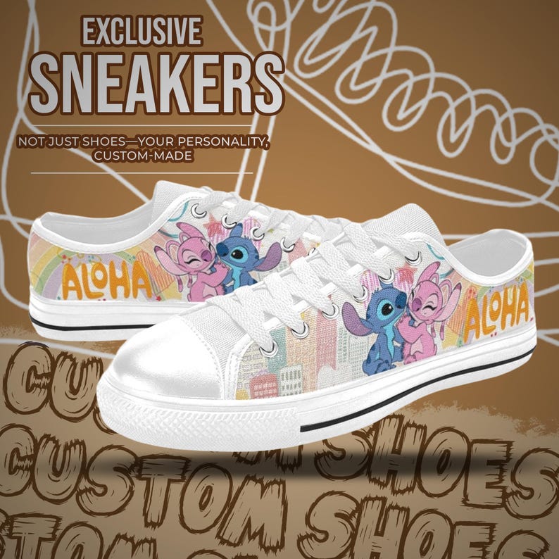 Op de afbeelding: Witte sneakers met een kleurrijk cartoonontwerp en het woord "ALOHA". De schoenen hebben witte veters en een zwarte streep op de zool. De tekst "EXCLUSIVE SNEAKERS" is bovenaan zichtbaar.