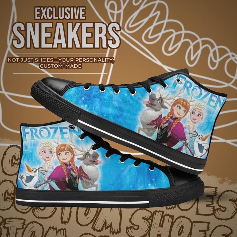 Puede incluir: Zapatillas altas exclusivas con un dise&ntilde;o azul y blanco con personajes de la pel&iacute;cula "Frozen". Los zapatos tienen suelas, cordones y punteras negras. La palabra "FROZEN" se muestra en el lateral. El texto "EXCLUSIVE SNEAKERS" se muestra en la parte superior.