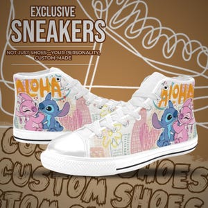 Puede incluir: Zapatillas altas blancas con un dise&ntilde;o colorido con la palabra "ALOHA" y personajes de dibujos animados. Las zapatillas tienen cordones y suelas blancas, con el texto "EXCLUSIVE SNEAKERS" en la parte superior.