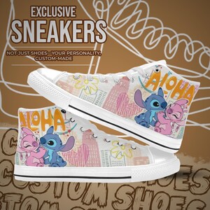 Puede incluir: Zapatillas altas blancas con un dise&ntilde;o colorido con personajes de dibujos animados, corazones y paisajes urbanos. La palabra "ALOHA" est&aacute; impresa en el lateral. Las zapatillas tienen cordones y suelas blancas, con el texto "EXCLUSIVE SNEAKERS" en la parte superior.