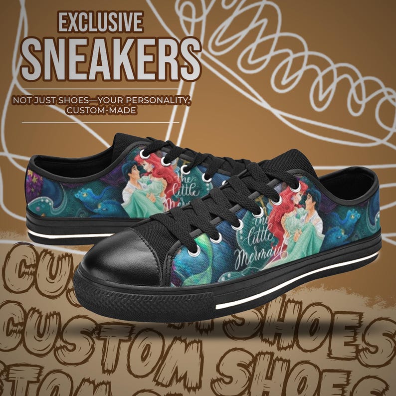 Pu&ograve; includere: Sneakers nere con un design colorato con personaggi de "La Sirenetta". Le scarpe hanno lacci neri, un puntale nero e una striscia bianca lungo la suola. Il testo "EXCLUSIVE SNEAKERS" &egrave; visibile nella parte superiore.