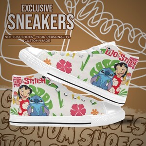 Puede incluir: Zapatillas altas blancas con un dise&ntilde;o colorido que presenta el texto "Lilo & Stitch" e im&aacute;genes de los personajes. Las zapatillas tienen una franja negra en la suela. El texto "EXCLUSIVE SNEAKERS" es visible.