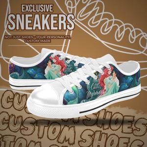 Pu&ograve; includere: Sneakers di tela bianche con un design colorato con personaggi de "La Sirenetta". Le scarpe hanno lacci bianchi, una punta bianca e una striscia nera lungo la suola. Il testo "EXCLUSIVE SNEAKERS" &egrave; visibile.