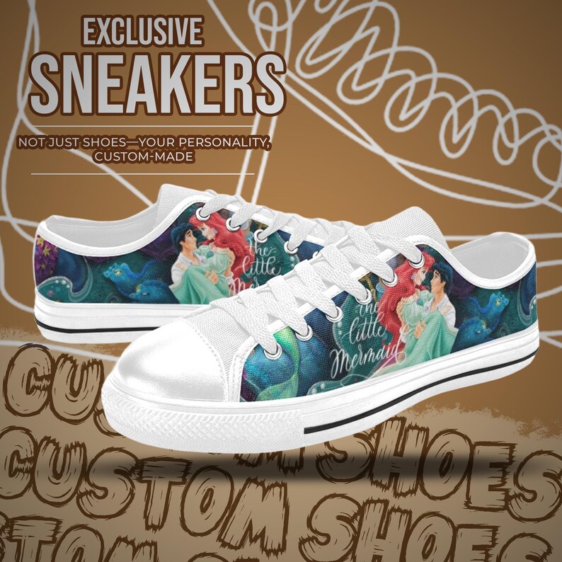 Pu&ograve; includere: Sneakers di tela bianche con un design colorato con personaggi de "La Sirenetta". Le scarpe hanno lacci bianchi, una punta bianca e una striscia nera lungo la suola. Il testo "EXCLUSIVE SNEAKERS" &egrave; visibile.