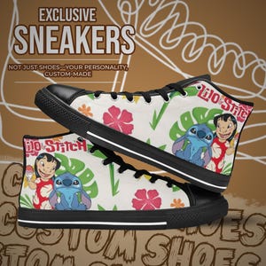 Puede incluir: Zapatillas altas exclusivas con un dise&ntilde;o colorido con los personajes Lilo y Stitch, flores y hojas tropicales. Las zapatillas tienen suelas, cordones y punteras negras. El texto "Lilo & Stitch" es visible en el lateral. El texto "Exclusive Sneakers" est&aacute; en la parte superior.
