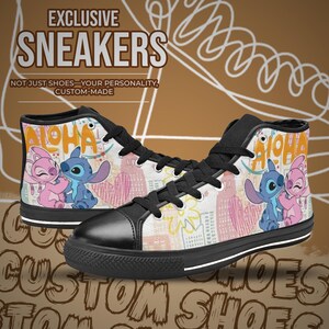 Puede incluir: Par de zapatillas altas con puntera y cordones negros. Las zapatillas presentan un dise&ntilde;o colorido con personajes de dibujos animados, la palabra "ALOHA" y paisajes urbanos. El texto "EXCLUSIVE SNEAKERS" est&aacute; en la parte superior.