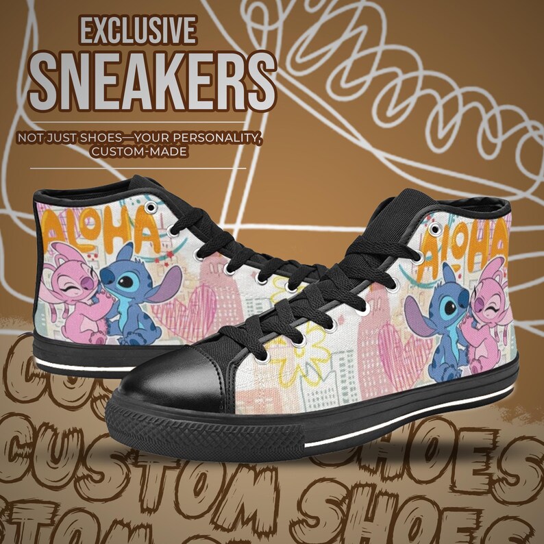 Puede incluir: Par de zapatillas altas con puntera y cordones negros. Las zapatillas presentan un dise&ntilde;o colorido con personajes de dibujos animados, la palabra "ALOHA" y paisajes urbanos. El texto "EXCLUSIVE SNEAKERS" est&aacute; en la parte superior.