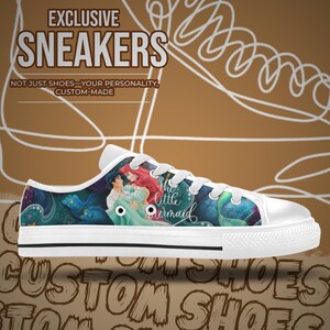 Pu&ograve; includere: Sneakers di tela bianche con un'illustrazione colorata di Ariel e il Principe Eric de "La Sirenetta". Le scarpe hanno lacci bianchi e una striscia nera sulla suola. Il testo sulla scarpa recita "EXCLUSIVE SNEAKERS" e "CUSTOM-MADE."