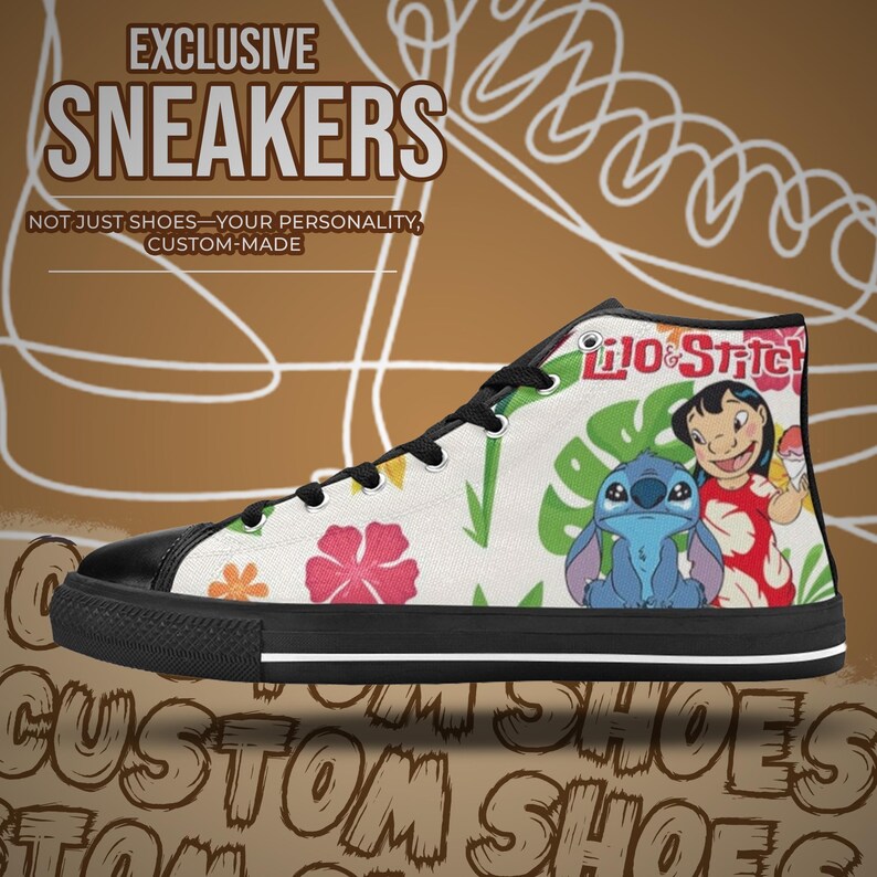 Puede incluir: Zapatillas altas con puntera y suela negras. La parte superior de lona presenta un estampado floral y de hojas tropicales, junto con los personajes Lilo y Stitch. El texto "EXCLUSIVE SNEAKERS" y "CUSTOM-MADE" es visible.