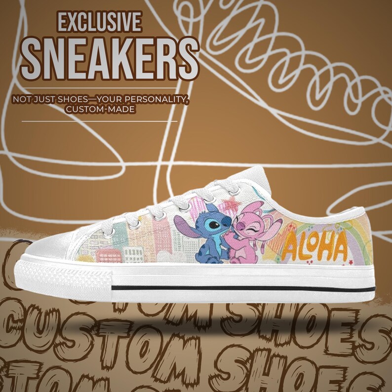 Op de afbeelding: Witte canvas sneakers met een kleurrijk ontwerp met stripfiguren en het woord "ALOHA". De schoenen hebben een zwarte streep langs de zool en de tekst "EXCLUSIVE SNEAKERS" is zichtbaar.