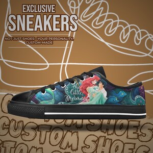Pu&ograve; includere: Sneakers basse nere con un design colorato con personaggi de "La Sirenetta". Le scarpe hanno lacci neri, una suola in gomma nera e il testo "EXCLUSIVE SNEAKERS" e "CUSTOM-MADE."
