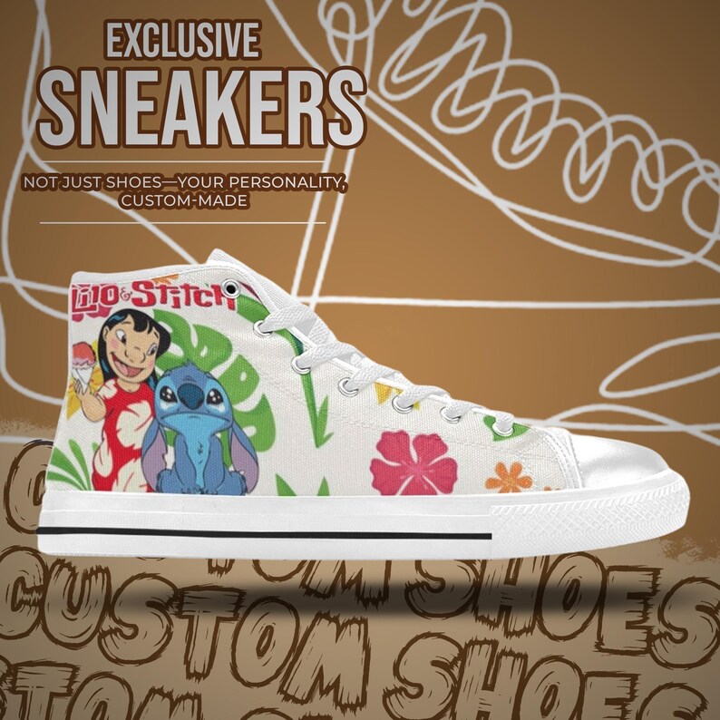 Puede incluir: Zapatillas altas blancas con los personajes de Lilo y Stitch, con estampados florales y de hojas. El texto "EXCLUSIVE SNEAKERS" y "CUSTOM SHOES" es visible. Zapatillas personalizadas.