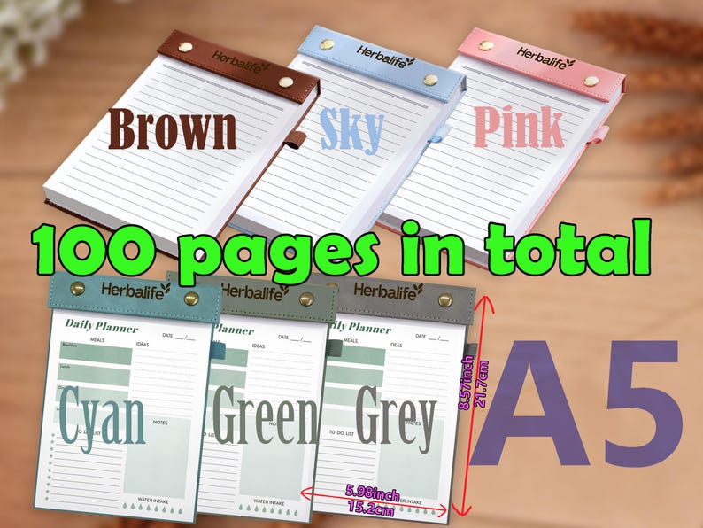 K&ouml;nnte beinhalten: A5-Tagesplaner in Braun, Himmelblau und Pink mit insgesamt 100 Seiten. Die Planer haben einen Kunstlederbezug und sind 15,2 cm breit und 21,7 cm hoch. Zus&auml;tzliche Planer in Cyan, Gr&uuml;n und Grau sind ebenfalls abgebildet.