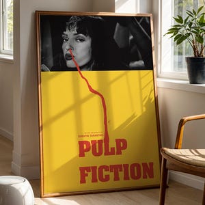 Op de afbeelding: Een ingelijste filmposter voor "Pulp Fiction". Het toont een zwart-wit afbeelding van een vrouw met een rode lijn uit haar neus, tegen een gele achtergrond met de titel in het rood.