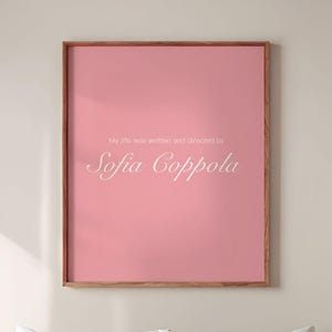 Puede incluir: Un póster rosa enmarcado con el texto "My life was written and directed by Sofia Coppola" en letra cursiva blanca.