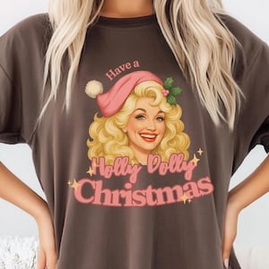 Holly Dolly Weihnachten T-Shirt, Festliches Urlaub T-Shirt, Süßes Weihnachtskleid, Unisex Weihnachten Shirt, Geschenk für Sie, Urlaub Party Tragen