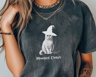 Maglietta con gatto stravagante: maglietta con animale divertente, cappello da strega con zucca, regalo per gli amanti dei gatti