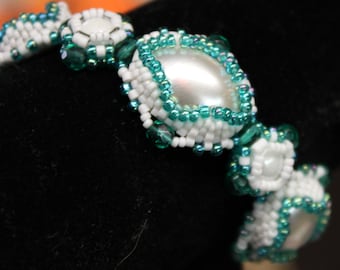 Parelblauwe en witte kralenarmband