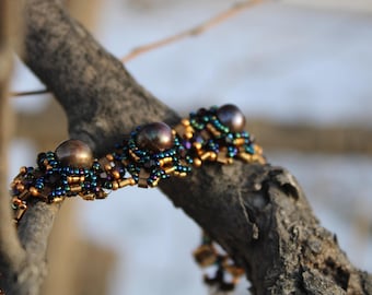Gekweekte parel in goudkleurige en blauwe kralenarmband
