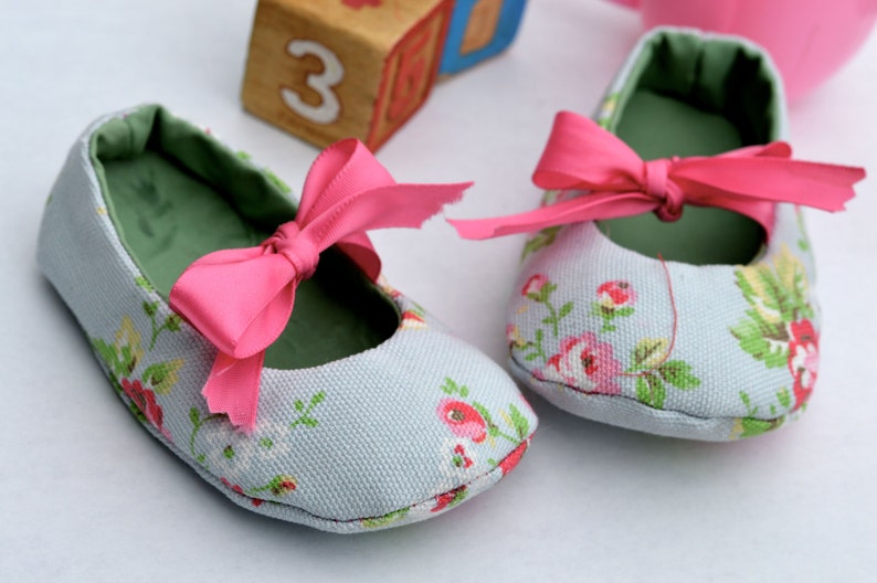 Baby and Toddler Reversible Mary Jane's Baby Shoes PDF PATTERN with 3 strap options/ 5 different sizes image 3