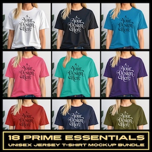 Puede incluir: Un paquete de maquetas de 18 camisetas unisex de punto de diferentes colores, incluyendo blanco, negro, verde azulado, rosa, verde, morado, rojo, azul marino y oliva. Cada camiseta presenta el texto "Your Design Here" en una fuente decorativa. También se ve el texto "18 PRIME ESSENTIALS" y "UNISEX JERSEY T-SHIRT MOCKUP BUNDLE".