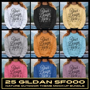 Pode incluir: Um pacote de mockups de nove sweatshirts Gildan SF000 em várias cores, incluindo branco, preto, amarelo, cinza, laranja, azul, rosa e roxo. Cada sweatshirt apresenta o texto "Your Design Here" em uma fonte decorativa. A imagem é rotulada como "25 Gildan SF000 Nature Outdoor Theme Mockup Bundle."