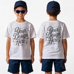 Weiß Gildan 64000B Mockup G 64000B Vorder- und Rückseite Mockup Weiß G64000B Junge Kind Mockup Kinder Softstyle Tee Vorderseite Rückseite Print on Demand Mock