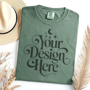 Komfort Farben 1717 Hellgrün Flatlay Shirt Mockup Komfort Farbe Hellgrün Flatlay Mock-up Ziegel Schwere Baumwolle T-Shirt C1717 Boho Mocks