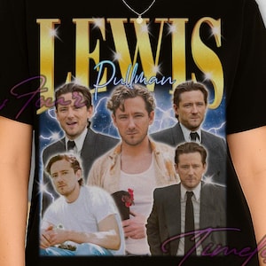 Puede incluir: Camiseta negra con un gráfico dorado y azul de Lewis Pullman. El diseño incluye múltiples imágenes del actor y el texto "LEWIS Pullman". La camiseta la lleva una persona con gafas de sol.