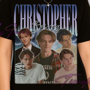 Könnte beinhalten: Schwarzes T-Shirt mit einem Grafikdesign im Vintage-Stil, das das Gesicht einer Person und den Text "CHRISTOPHER Briney" in einer blauen Farbverlaufs schriftart zeigt. Das Design enthält mehrere Bilder der Person. Das T-Shirt wird von einer Person mit Sonnenbrille getragen.