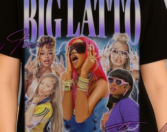 Peut inclure: T-shirt noir avec le texte "BIG LATTO" en dégradé de violet au-dessus d'un graphisme de plusieurs femmes. Les femmes portent des lunettes de soleil et des bijoux. Le t-shirt est porté par une personne portant des lunettes de soleil.