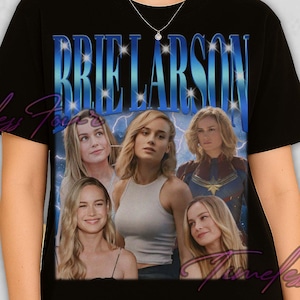 Może przedstawiać: Czarny t-shirt z kolażem zdjęć Brie Larson i napisem "BRIE LARSON" w niebieskiej, świecącej czcionce. Koszulka ma styl vintage, retro.