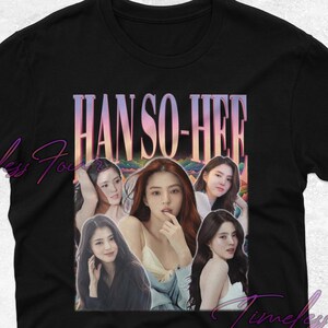 Könnte beinhalten: Schwarzes T-Shirt mit einem Grafikdruck im Vintage-Stil, der eine Gruppe von Frauen und den Text "HAN SO-HEE" zeigt.