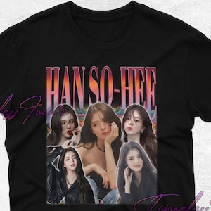 Könnte beinhalten: Schwarzes T-Shirt mit einem Grafikdruck im Vintage-Stil mit dem Text "HAN SO-HEE" und einer Collage von Bildern einer Frau mit langen dunklen Haaren.