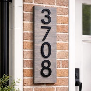 Vertikales Hausnummer Schild Modernes Holz Adressschild mit erhabenen schwarzen Zahlen im Außenbereich