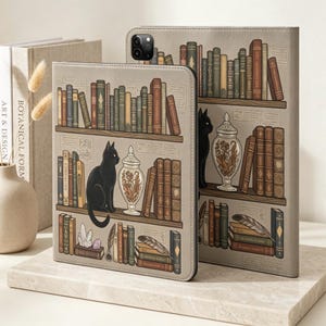 Funda para iPad, regalo para amantes de los libros, diseño de gato negro en una estantería, funda literaria para tablet para lectores, accesorio de estilo Dark Academia.