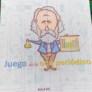 Puede incluir: Una ilustración de dibujos animados de un hombre con una larga barba blanca que sostiene un vaso de precipitados y una tabla periódica. El texto "Juego de la oca periódico" está escrito en letras azules y rojas. El texto "AULA DE QUÍMICA" está escrito en letras negras.
