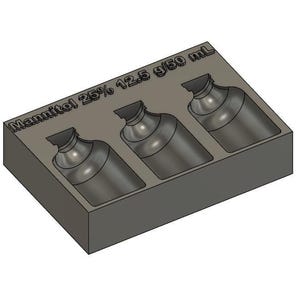 Puede incluir: Una bandeja de plástico gris con tres botellas de vidrio transparentes etiquetadas con "Mannitol 25% 12.5 g/50 mL".