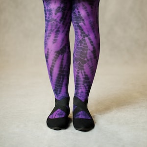 Handgefärbte Shibori-Strumpfhose: Blickdichte Tie-Dye Beinbekleidung