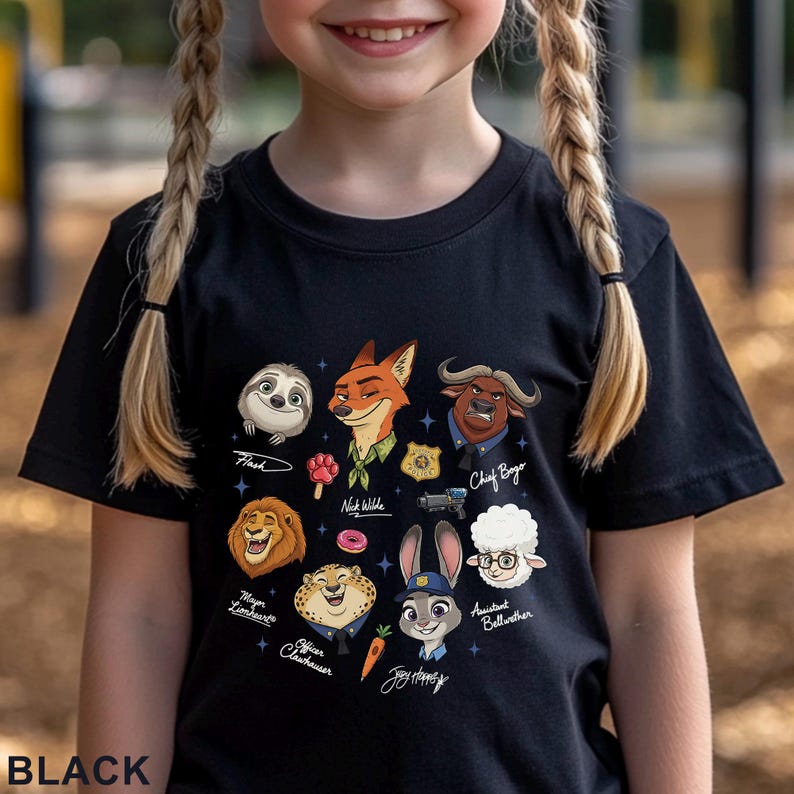 Puede incluir: Una camiseta negra con un estampado gr&aacute;fico de varios personajes animales animados de Zootopia, incluidos Nick Wilde, Judy Hopps, Flash, Chief Bogo, Mayor Lionheart, Officer Clawhauser y Assistant Bellwether, con sus nombres escritos debajo.