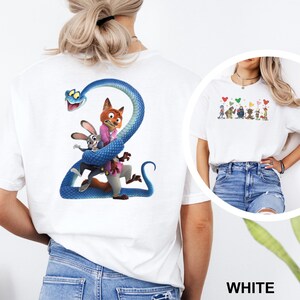 K&ouml;nnte beinhalten: Wei&szlig;es T-Shirt mit einem Cartoon-Design mit einer blauen Schlange und animierten Charakteren. Das Design umfasst einen Fuchs und ein Kaninchen. Das Shirt besteht aus einem weichen Material.