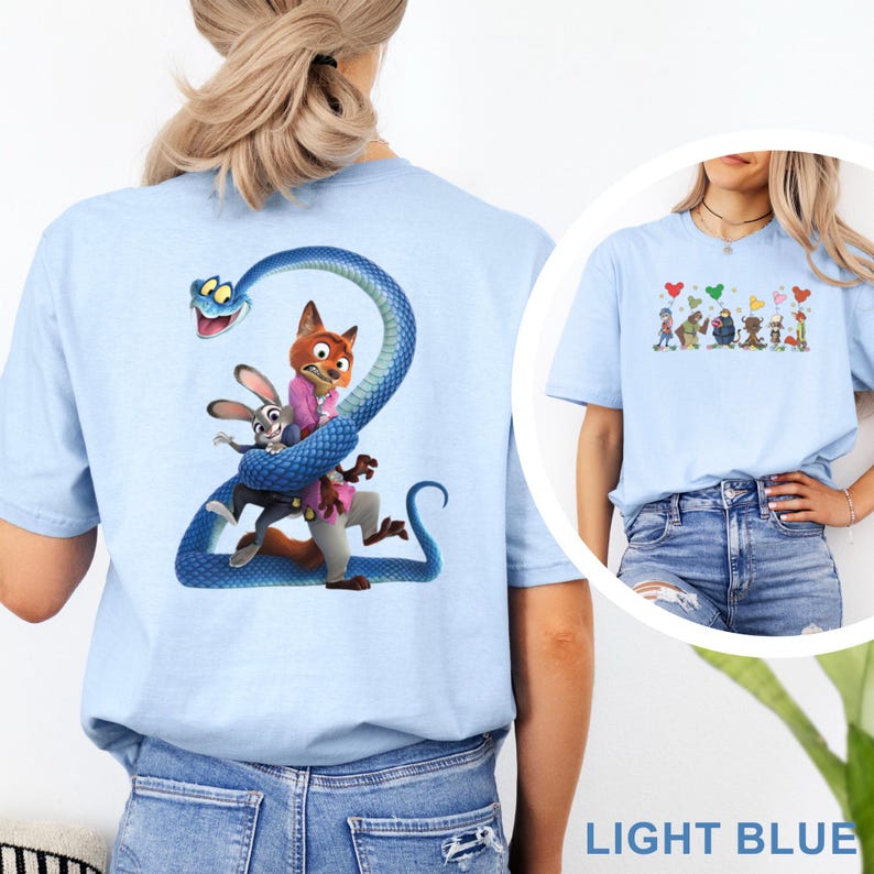 K&ouml;nnte beinhalten: Hellblaues T-Shirt mit einer Cartoon-Illustration eines Fuchses, eines Kaninchens und einer blauen Schlange. Der Fuchs tr&auml;gt eine rosa Jacke und das Kaninchen einen dunklen Anzug. Das T-Shirt hat auch den Text "LIGHT BLUE".