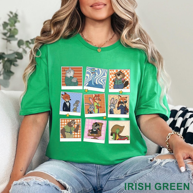 Pode incluir: Camiseta verde irland&ecirc;s com uma grade de retratos de personagens de desenhos animados em molduras estilo polaroid. A camisa tem mangas curtas e gola redonda. O texto "IRISH GREEN" &eacute; impresso na parte inferior da imagem.
