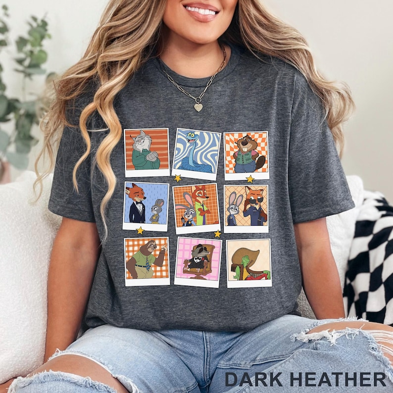 Pode incluir: T-shirt cinzenta escura mesclada com uma grade de imagens em estilo polaroid de personagens de desenhos animados. As imagens apresentam personagens de animais em v&aacute;rias roupas e poses. O texto "DARK HEATHER" &eacute; impresso na parte inferior da camiseta.