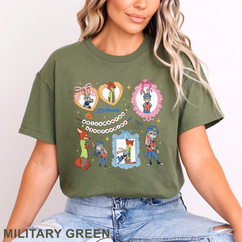 Pode incluir: Camiseta verde militar com personagens de desenhos animados de Zootopia. A camisa exibe v&aacute;rias imagens emolduradas de Nick Wilde e Judy Hopps, juntamente com a palavra "Zootopia" e a frase "Welcome to Zootopia".