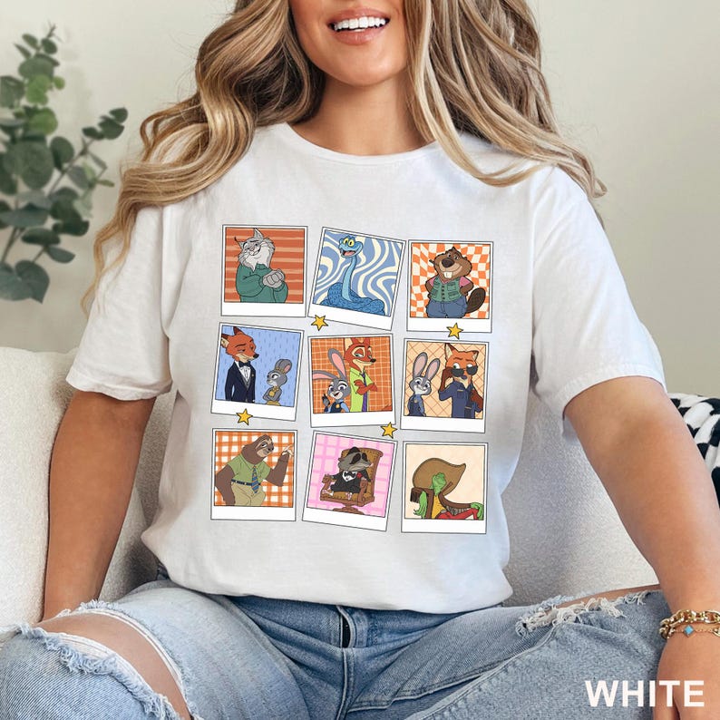 Pode incluir: Camiseta branca com uma grade de retratos de personagens de desenhos animados em estilo Polaroid retr&ocirc;. Os retratos mostram v&aacute;rios animais em diferentes roupas. A palavra "WHITE" &eacute; impressa na parte inferior direita da camiseta.