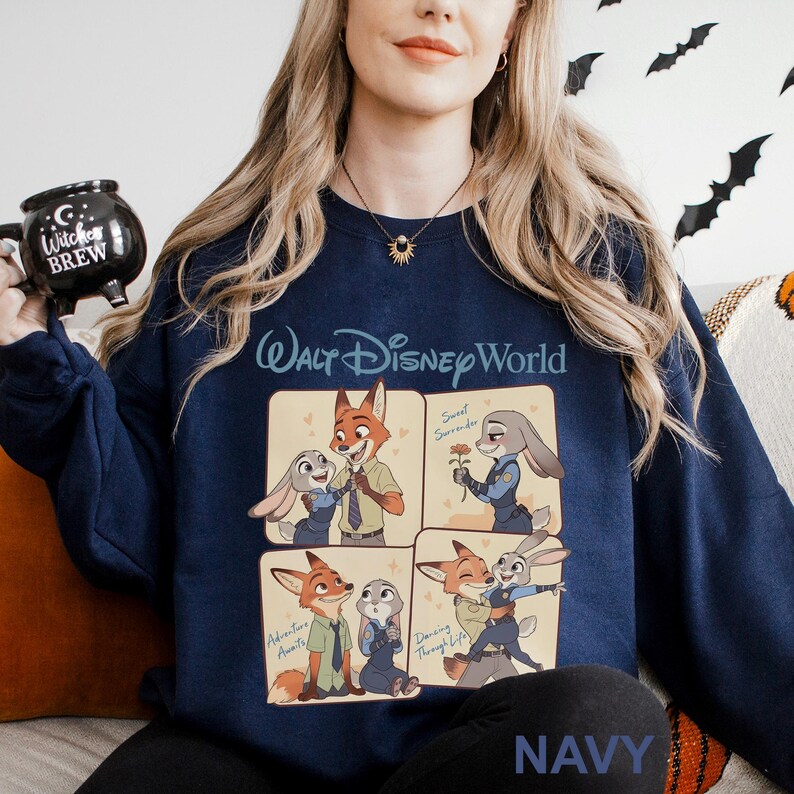 Puede incluir: Sudadera azul marino con un gr&aacute;fico de Walt Disney World. El dise&ntilde;o incluye im&aacute;genes de los personajes de Zootopia, Nick Wilde y Judy Hopps, en varias poses. La palabra "NAVY" est&aacute; impresa en la parte inferior de la sudadera.