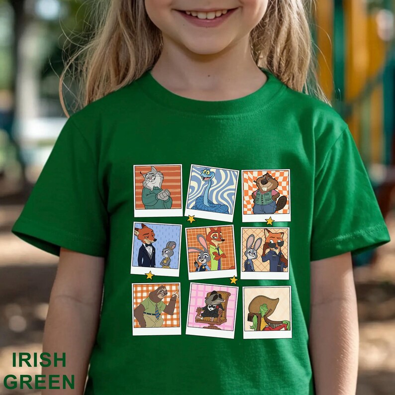 Pode incluir: Camiseta verde irland&ecirc;s com nove imagens de personagens de desenhos animados em molduras estilo polaroid. As imagens incluem v&aacute;rios personagens de animais. As palavras "IRISH GREEN" s&atilde;o impressas na parte inferior da camiseta.